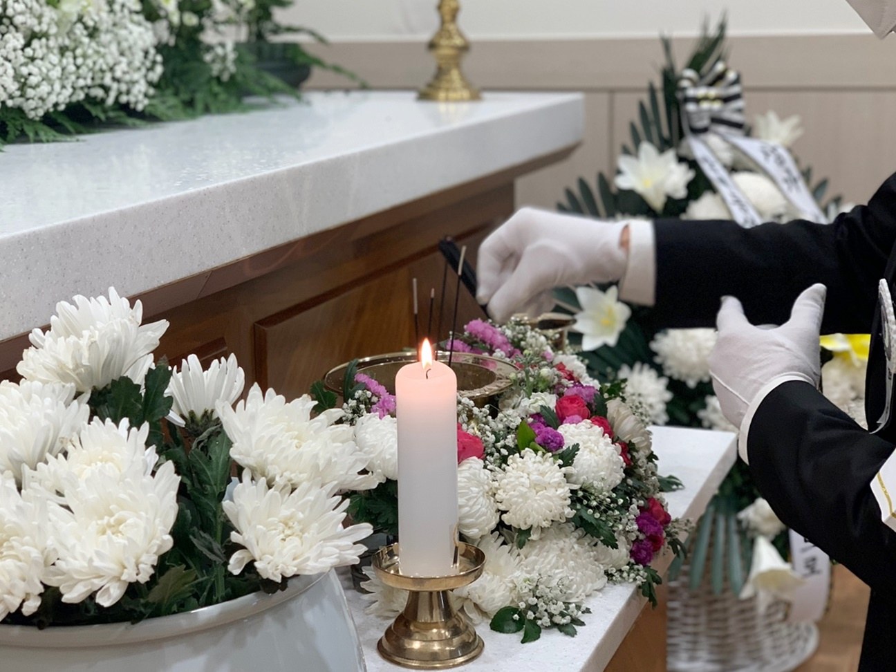 흰 국화와 촛불로 준비된 추모 공간